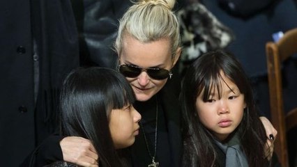 Laeti­cia Hally­day : elle retrouve le sourire à la plage avec ses filles Jade et Joy