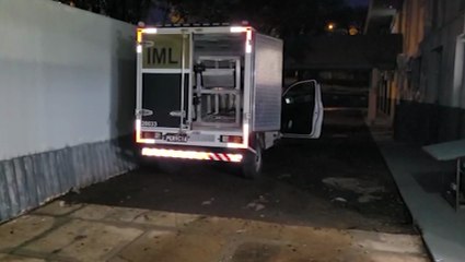 Corpo de jovem morto pela tarde chega no Instituto Médico Legal