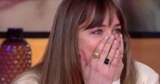 Cinquante nuances plus claires: Dakota Johnson fond en larmes devant une ancienne interview de sa mère.