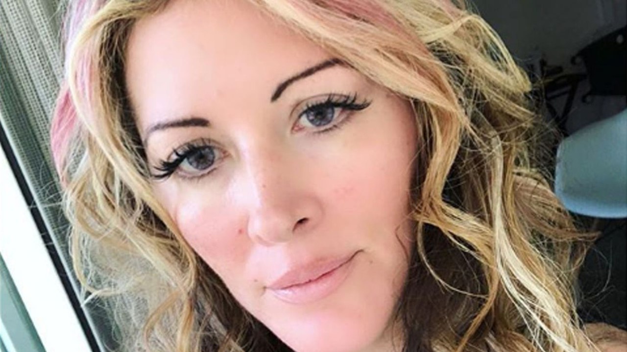 Loana dévoile son corps en bikini et elle tout...