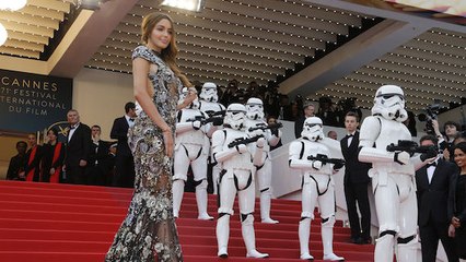 Le dos nu complètement fou de Nabilla met le feu à Cannes