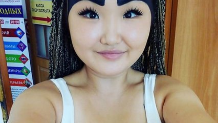 Elle choque tout le monde avec des sourcils qui prennent... tout son front !