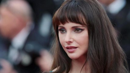 Frédérique Bel fait tourner les têtes en bikini sexy