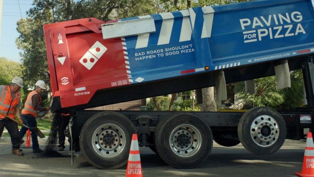 Pour livrer ses pizzas sans embuche, Domino's répare les routes