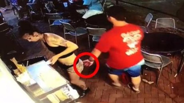 VIDEO - Tu ne me touches pas ! : il met la main aux fesses d'une serveuse, elle le met à terre