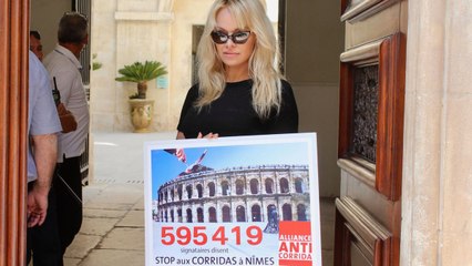 Nîmes : Pamela Anderson dénonce la corrida