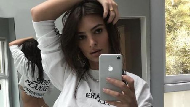 Emily Ratajkowski dévoile son corps de rêve dans un minuscule string