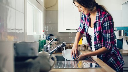 Voilà pourquoi il faut absolument arrêter de faire la vaisselle à la main