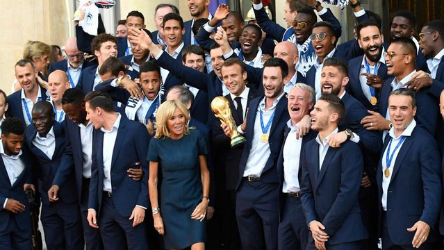 Coupe du monde 2018 : emportés par la joie, Emmanuel et Brigitte Macron ont totalement oublié le protocole
