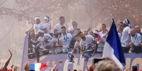 Mondial 2018 : pourquoi la parade des Bleus sur les Champs Elysées a mis les supporters en colère