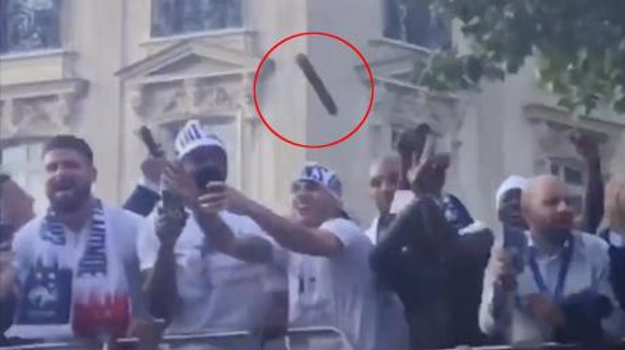 VIDEO - L'image choc : Lucas Hernandez a frôlé le drame pendant la parade des Bleus