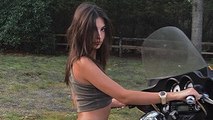 Emily Ratajkowski s'affiche en petite culotte sur une moto