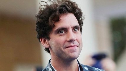 "Je faisais pipi sur ma chaise" : Mika a été victime de harcèlement scolaire, il raconte son histoire