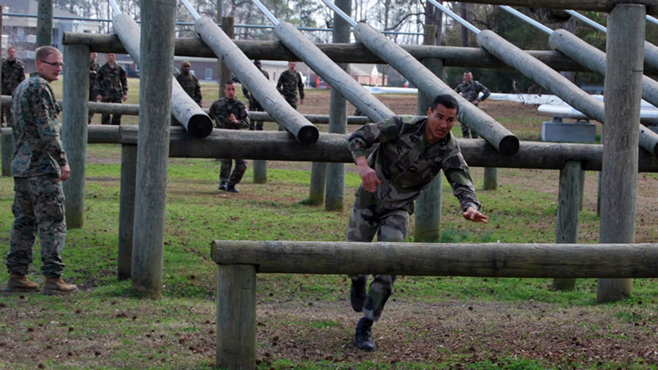 Des chefs d'établissement de l'académie de Versailles en formation... dans un camp militaire