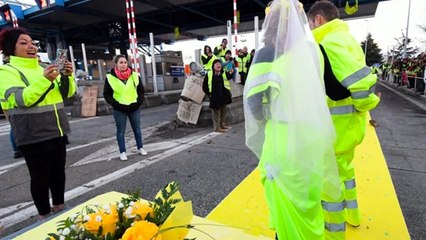 Tarbes : deux Gilets jaunes se marient au milieu de la manifestation