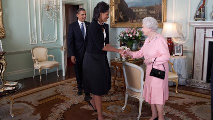Michelle Obama explique pourquoi elle a brisé le protocole en enlaçant la reine d'Angleterre