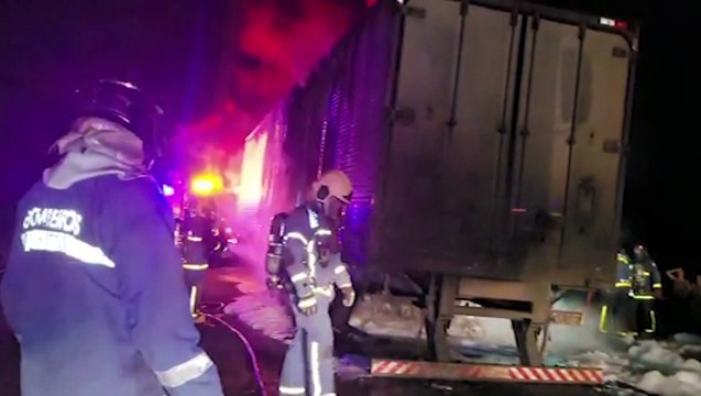Caminhão pega fogo e bombeiros são acionados para conter o incêndio