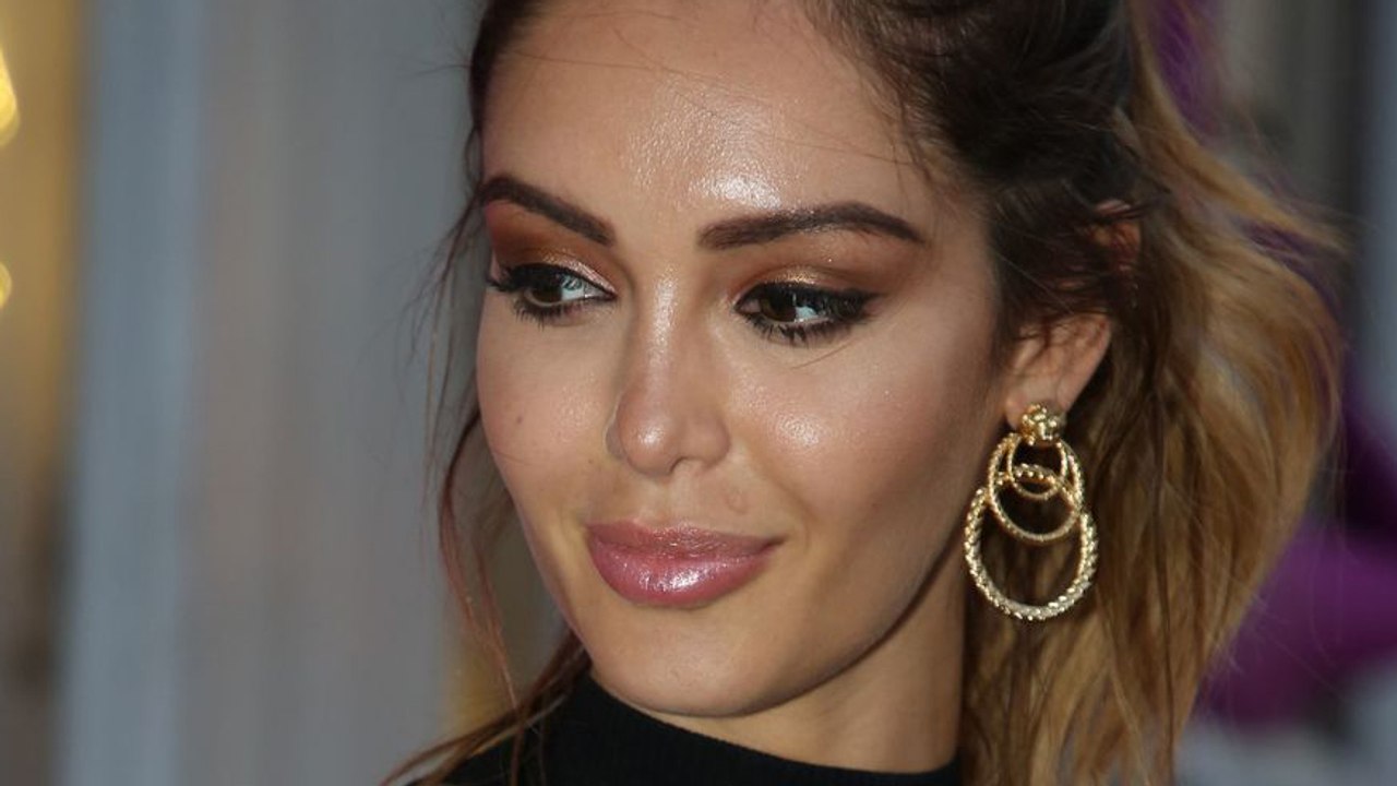 Nabilla dévoile sa culotte dans une robe transparente qui ne cache pas grand chose