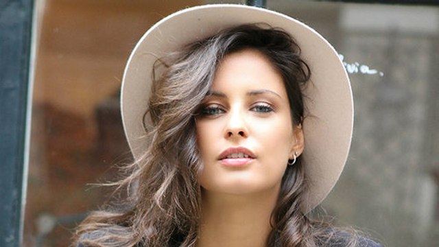 Malika Ménard : le maillot camouflage torride qui ne cache pas grand chose