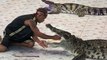 Thailande : un dresseur se fait mordre le bras par un crocodile en plein spectacle