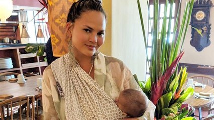 Chrissy Teigen montre ses vergetures et son corps 2 mois après avoir accouché, les mamans adorent !