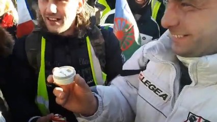 Il fait sa demande en mariage pendant... une manifestation des "gilets jaunes" !