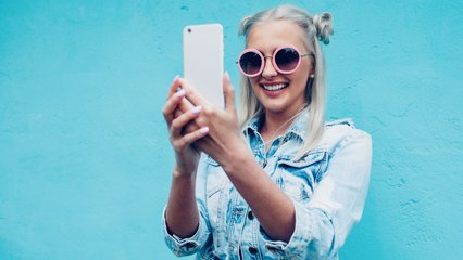 Les 3 signes astrologiques qui ne peuvent jamais lâcher leur téléphone. Ils sont trop accro !