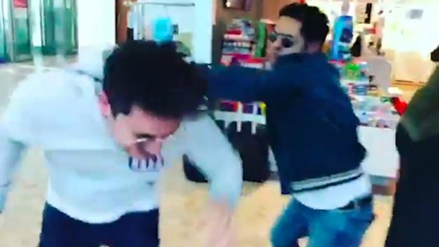 Kev Adams et Jamel Debbouze parodient la bagarre de Booba et Kaaris à l'aéroport d'Orly