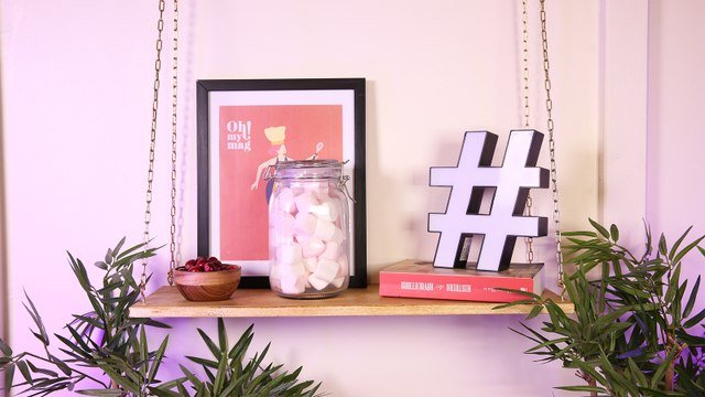 Récup : réalisez une étagère suspendue avec une simple planche en bois !