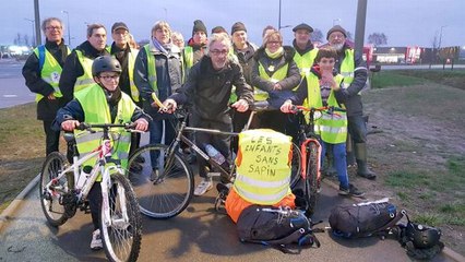 "Gilets jaunes" : il parcourt 600 km à vélo avec ses fils pour rencontrer Emmanuel Macron