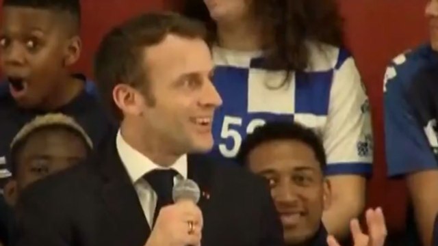 La bourde de Macron après avoir reçu un cadeau de handballeurs