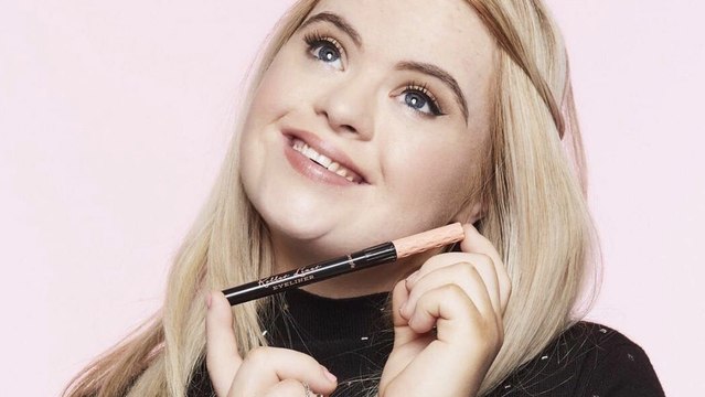 Une jeune femme porteuse de trisomie 21 devient égérie Benefit Cosmetics !