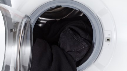 Vidéo : ces astuces pour entretenir vos vêtements noirs vont vous surprendre !
