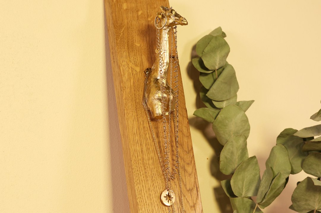 Recyclez une planche en bois et fabriquez un présentoir à bijoux