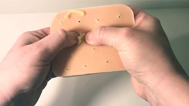 Un kit pour percer les faux boutons d'acné, la nouvelle tendance WTF