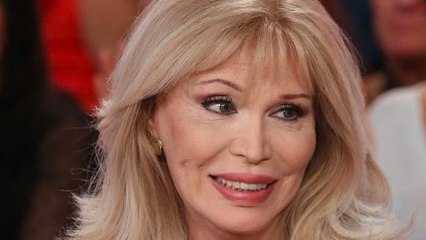 "On s'est rencontrés sur une plage de nudiste", Amanda Lear raconte le premier jour où elle a vu Kad Merad