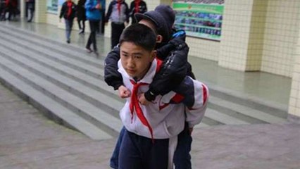 Depuis 6 ans, il porte son meilleur ami pour l'emmener à l'école