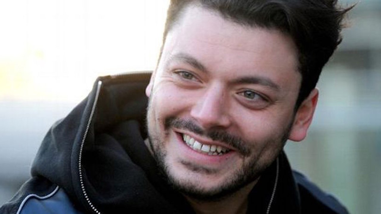 Kev Adams assume son histoire avec Iris Mittenaere et en parle... en spectacle