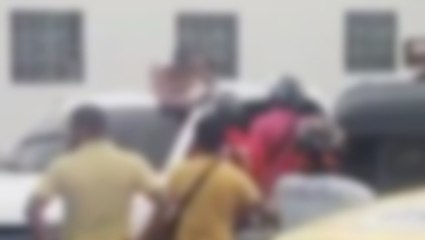 Trompée par son mari, elle l'attache entièrement nu à sa voiture ! (VIDÉO)