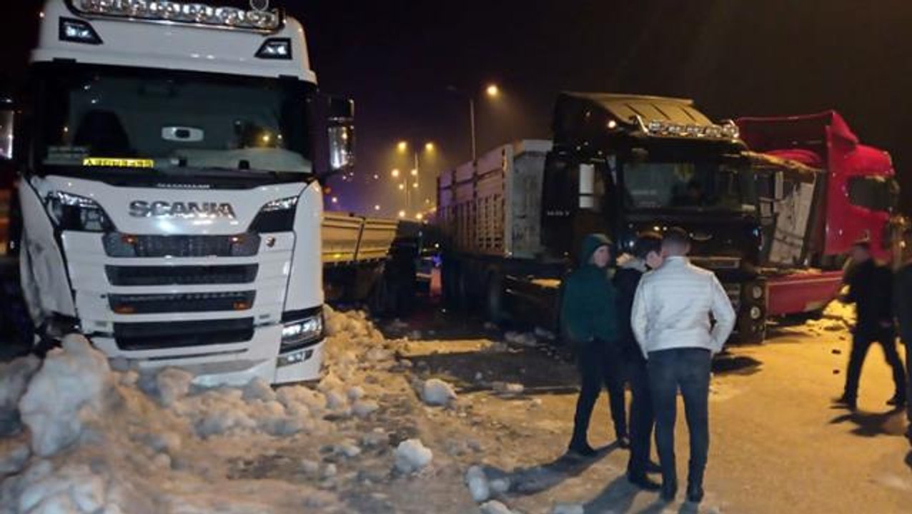 Düzce'de zincirleme kaza: Buzlanma nedeniyle 25 araç birbirine girdi, 2 yaralı var