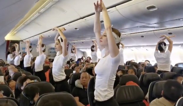 En plein vol des danseuses de l’Opéra de Paris exécutent “Le Lac des cygnes”