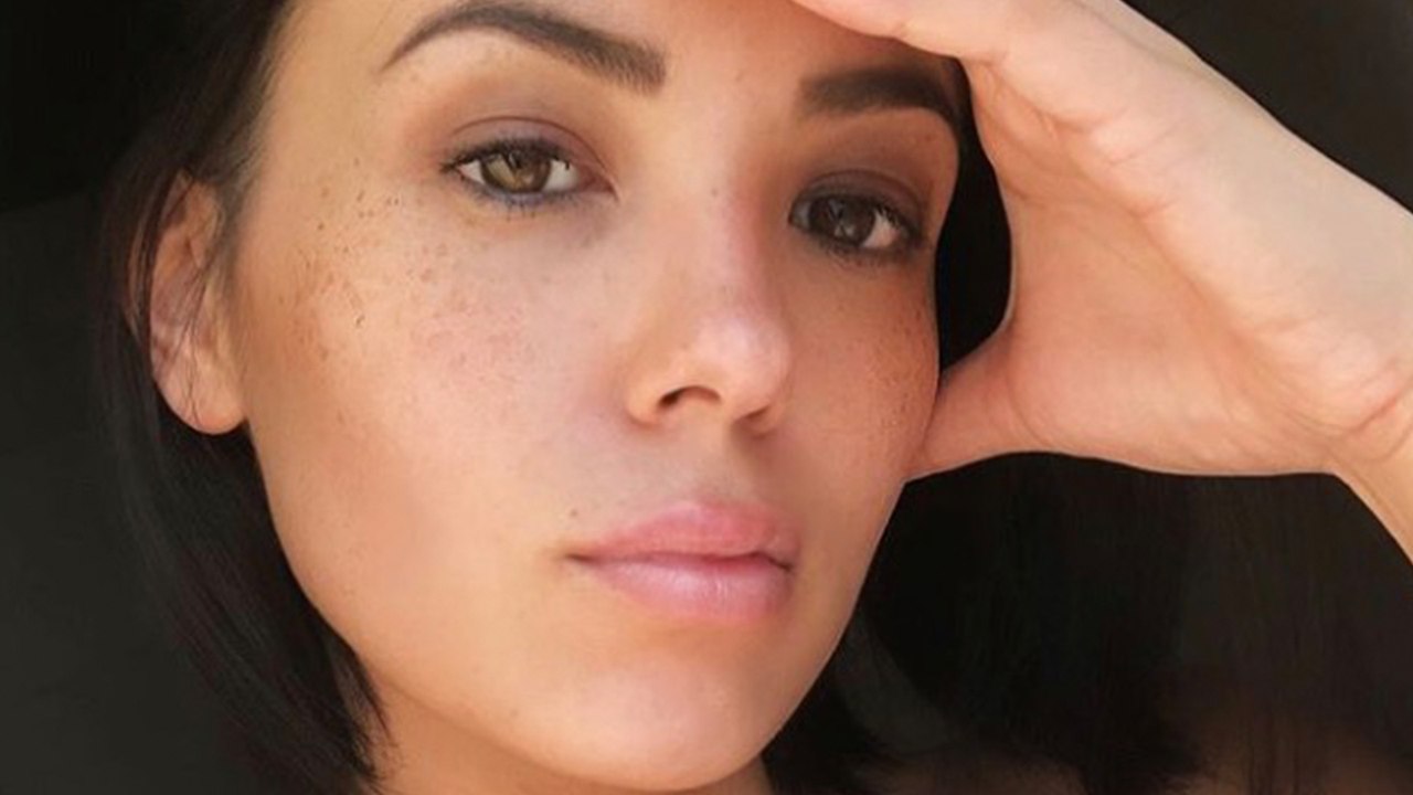 Agathe Auproux s'affiche au naturel et se livre sur la repousse de ses cheveux post cancer !