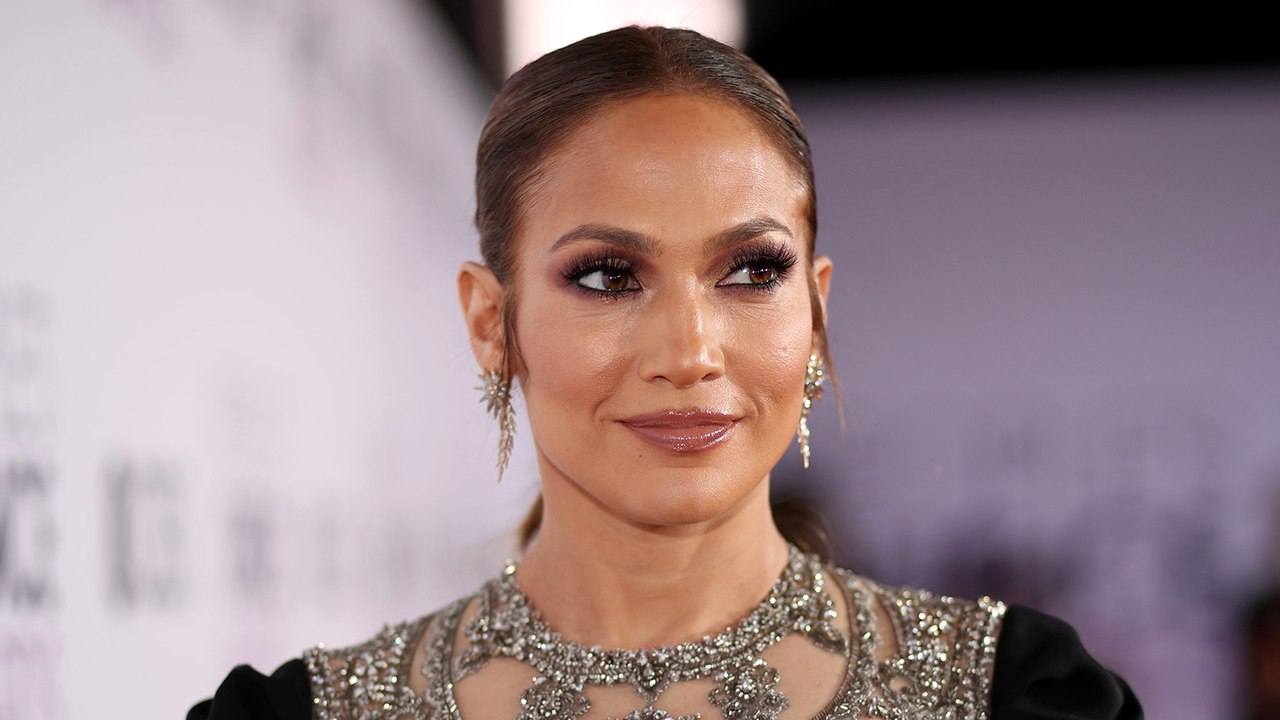 Jennifer Lopez dévoile ses abdos de folie en bikini sur la plage (Vidéo)