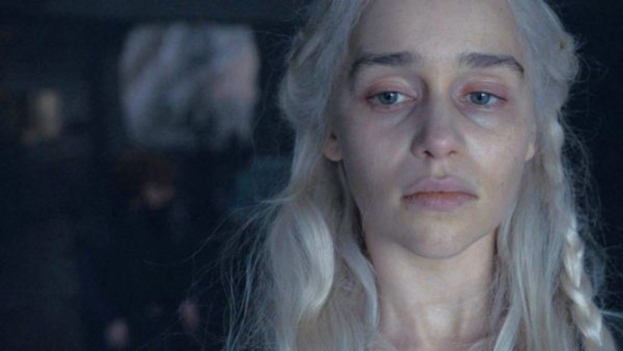 "J'ai pleuré", "c'était une vraie lutte" : la réaction d'Emilia Clarke  quand elle a découvert la fin de GoT - Vidéo Dailymotion