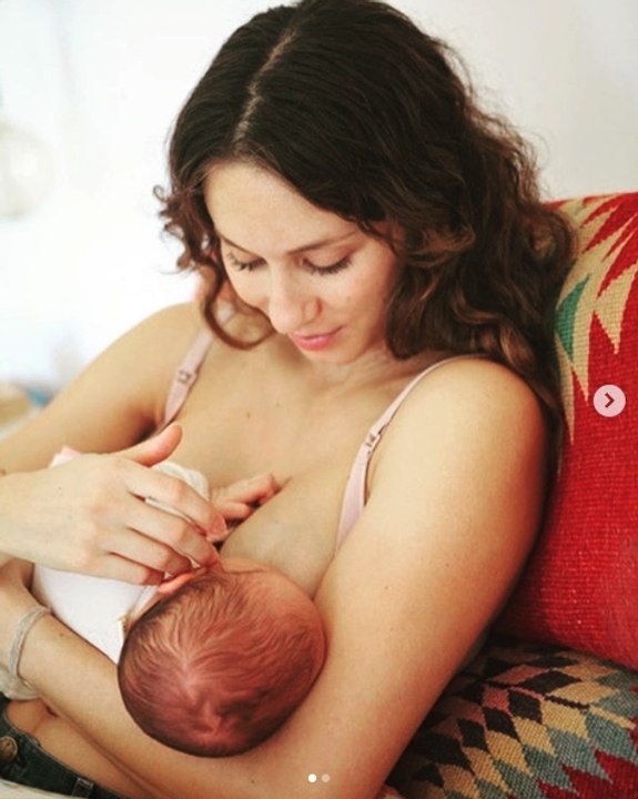 Troian Bellisario (Pretty Little Liars) casse les tabous sur l'allaitement avec une photo "choc" qui trouble les internautes