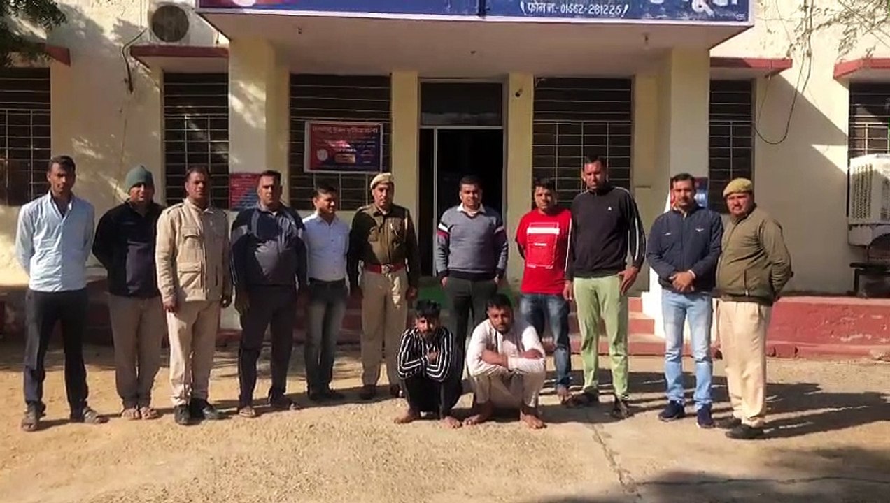 केलों के नीचे छिपाकर ले जा रहे थे 20 लाख का अवै...