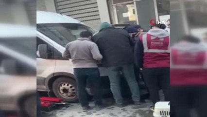 Araç motorunda mahsur kalan kedi ekipler tarafından kurtarıldı