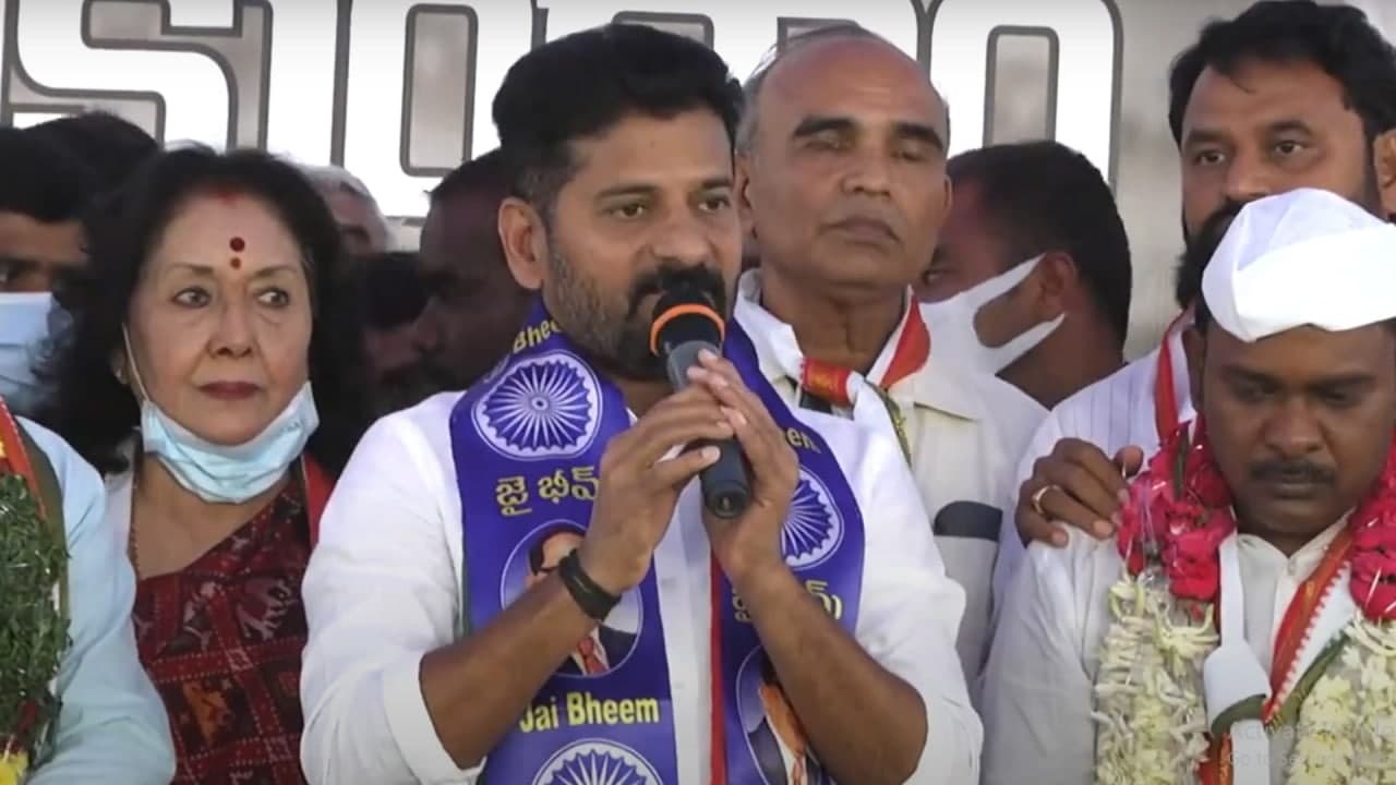 Revanth Reddy :  కేసీఆర్ రాజ్యాంగాన్ని కించపరిస్తే సహించేది లేదు | Telangana | Oneindia Telugu