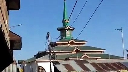 Minaret of Charar-i-sharirf shrine tilts due to quake