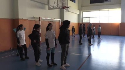 ŞANLIURFA - Toprak sahadan spor salonuna geçen "Güneşin Çocukları" milli takım için çalışıyor